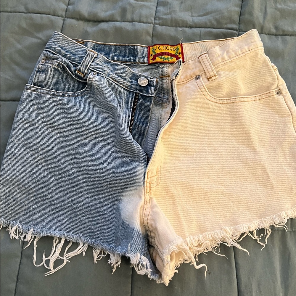 Vintage two toned shorts! Fits a size 4!